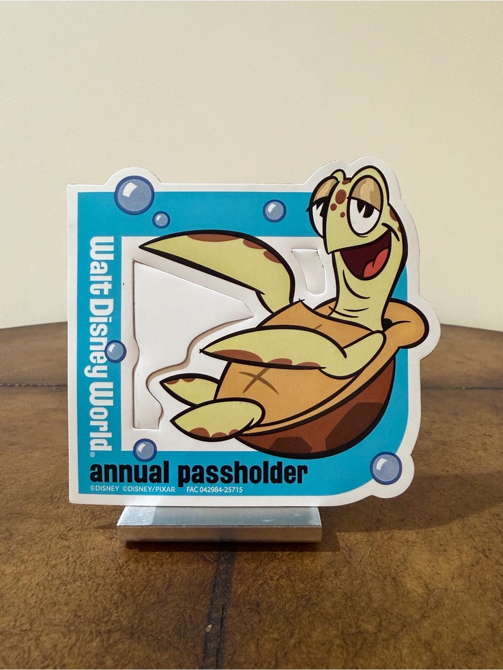 BRAND NEW AUTHENTIC DISNEY ANNUAL PASSHOLDER CRUSH FROM FINDING NEMO MAGNET
